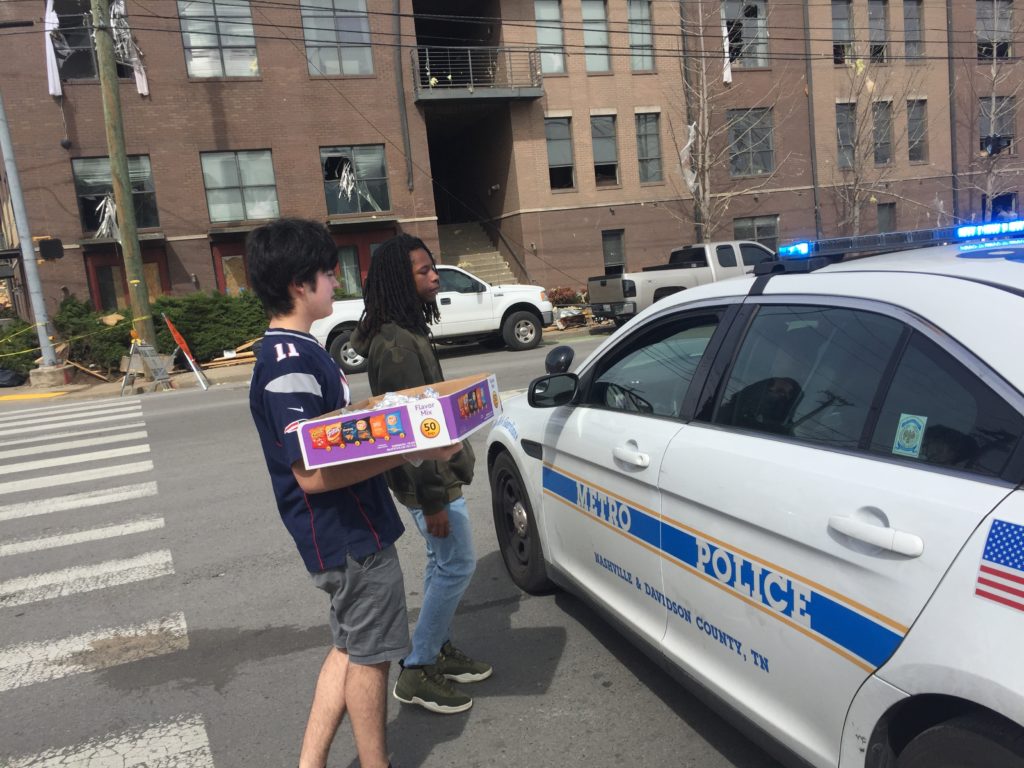 4-Hers bring a Davidson police officer some snacks